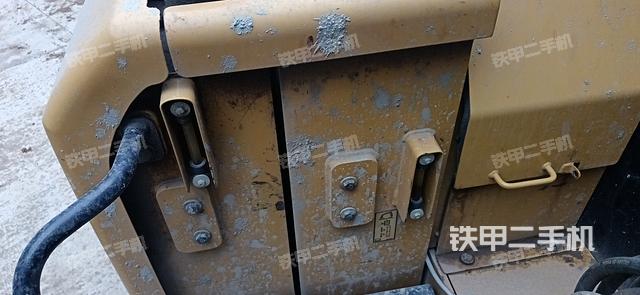 液压泵舱室正面整体（整机外观）