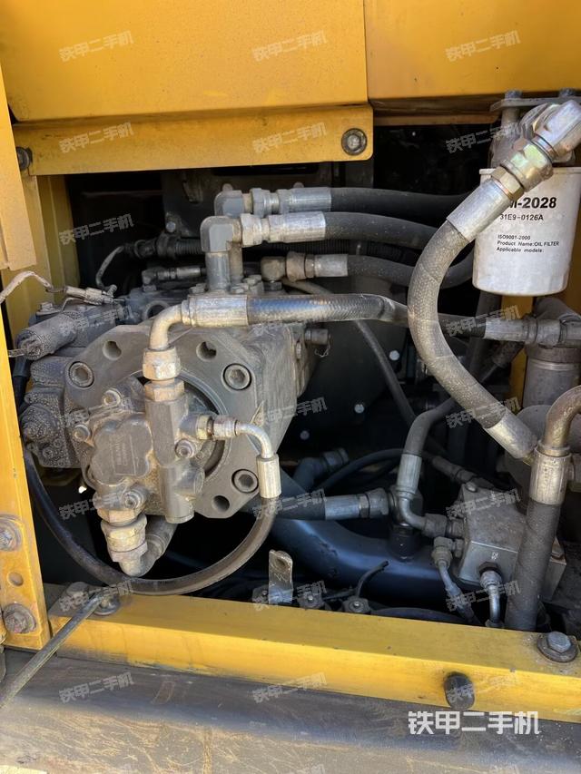 液压泵舱室正面整体（整机外观）