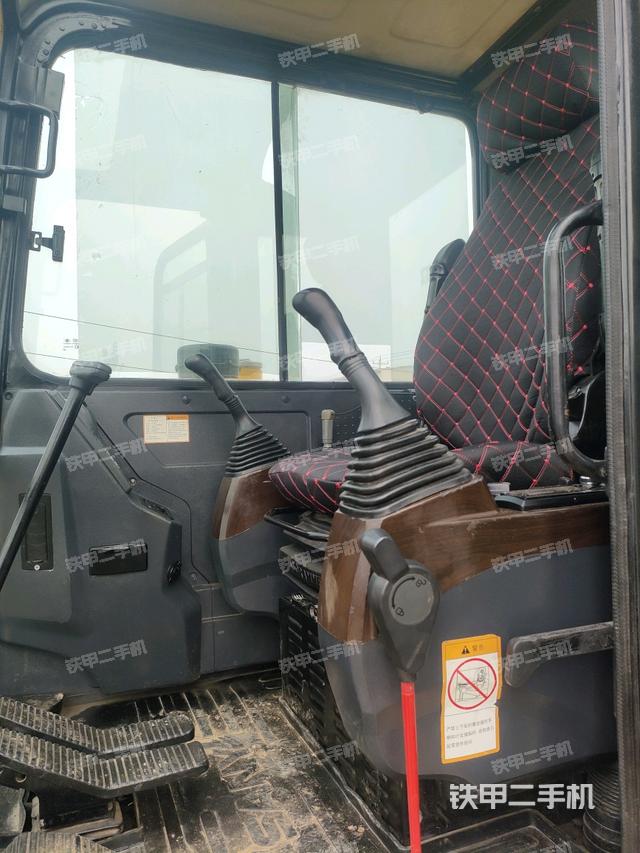 駕駛室頂部（整機外觀）