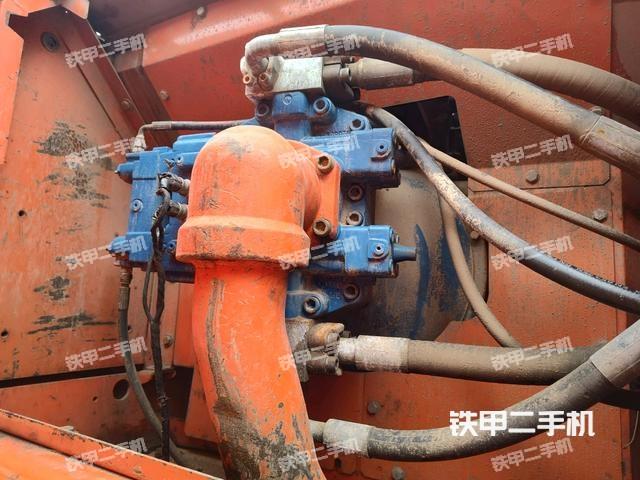 液压泵舱室正面整体（整机外观）