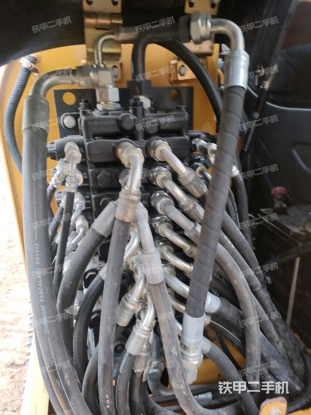 回轉(zhuǎn)馬達(dá)和主控閥（整機(jī)外觀）