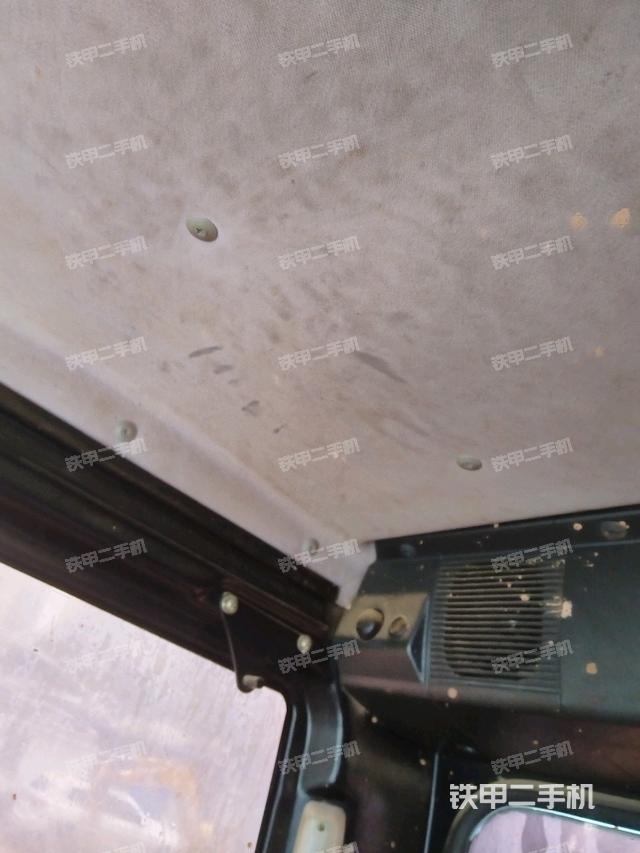 行走控制手柄和踏板?俯拍（駕駛室部分）