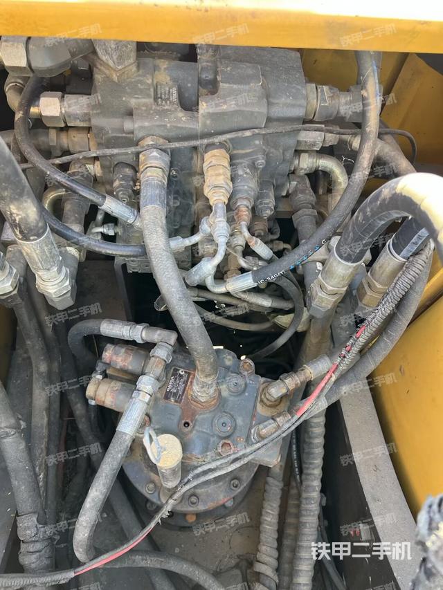 回转马达和主控阀（整机外观）