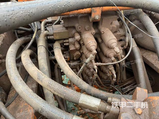 回转马达和主控阀（整机外观）