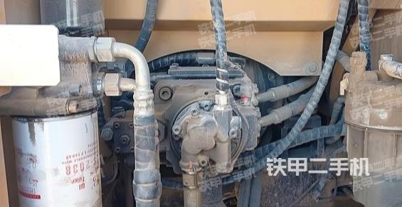 液压泵舱室正面整体（整机外观）