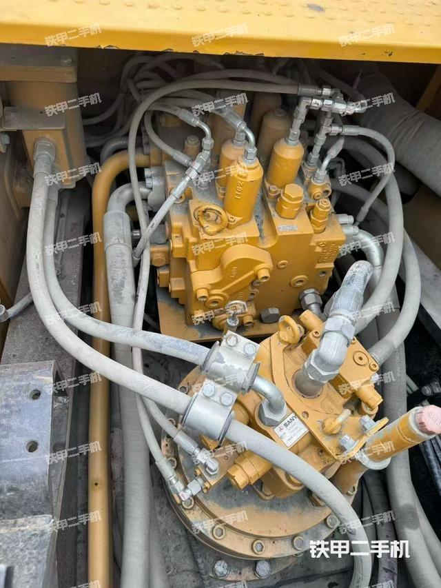 回转马达和主控阀（整机外观）