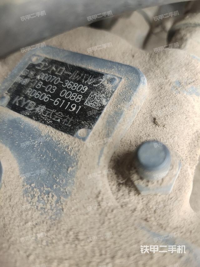 液压泵舱室正面整体（整机外观）