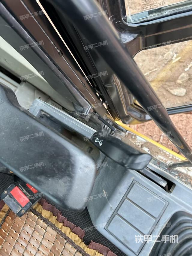 座椅右側(cè)控制臺(tái)/鑰匙門(mén)/油門(mén)/含右手柄（駕駛室部分）