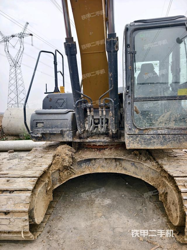 大臂油缸整体 竖拍（工作和回转装置）