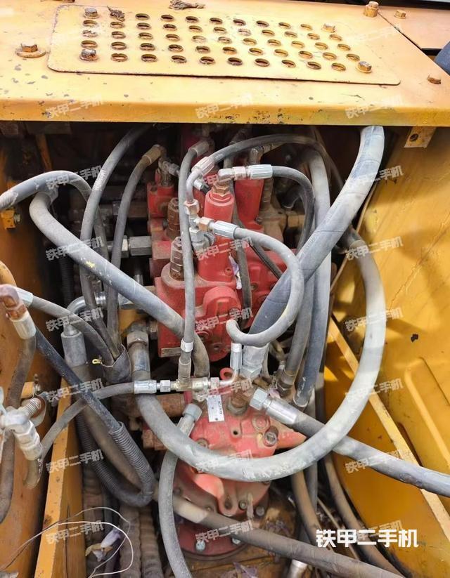 回转马达和主控阀（整机外观）