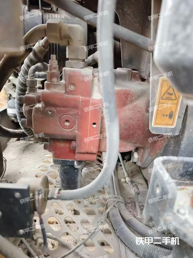 液压泵舱室正面整体（整机外观）