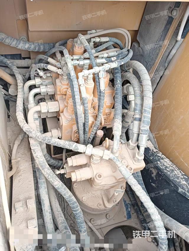 回转马达和主控阀（整机外观）