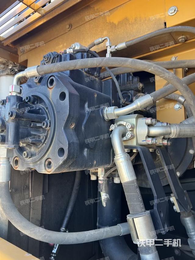 液压泵舱室正面整体（整机外观）