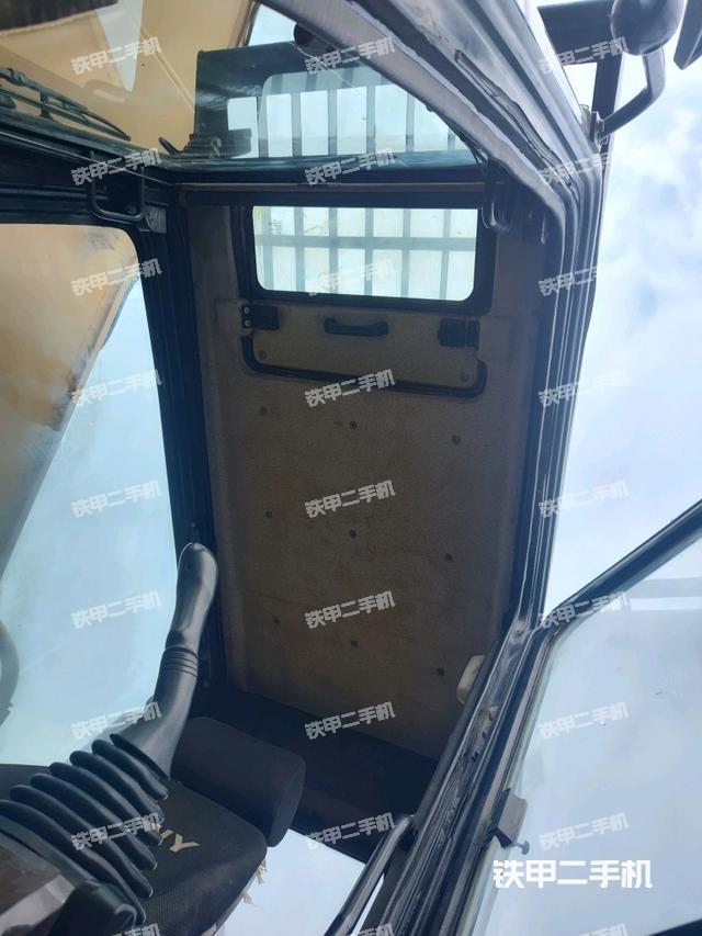 駕駛室頂部（整機外觀）