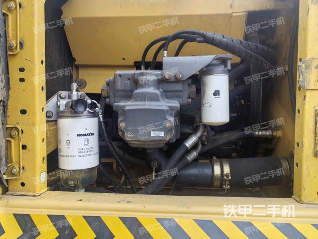 液壓泵艙室正面整體（整機外觀）