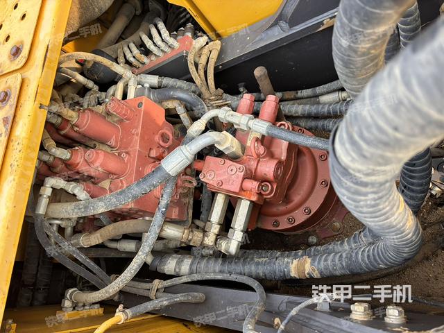 回轉(zhuǎn)馬達(dá)和主控閥（整機(jī)外觀）