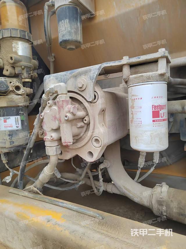 液压泵舱室正面整体（整机外观）