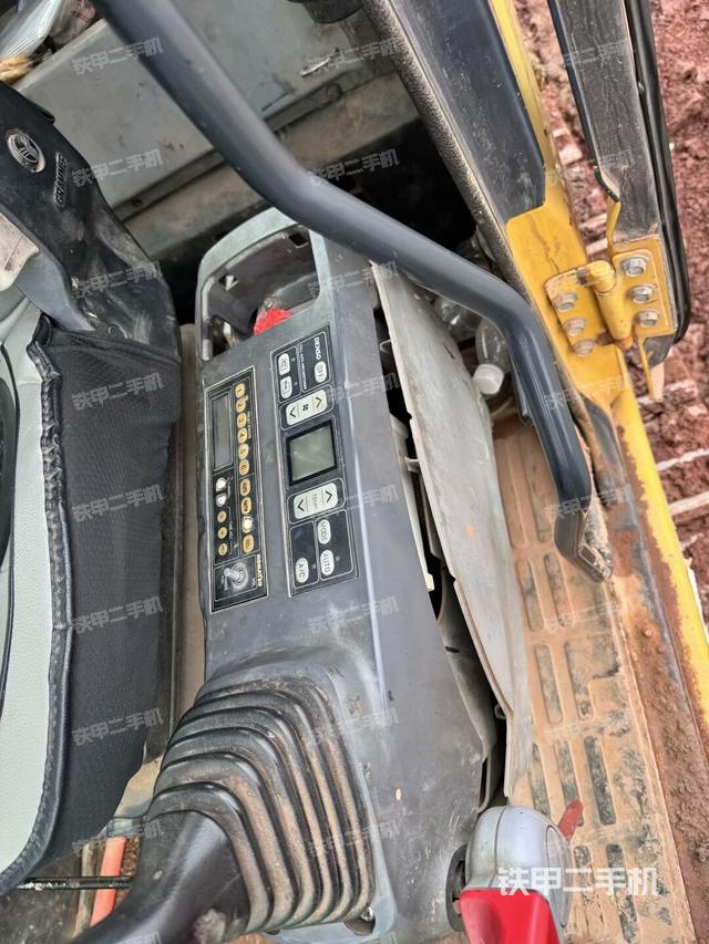 座椅右側(cè)控制臺(tái)/鑰匙門/油門/含右手柄（駕駛室部分）