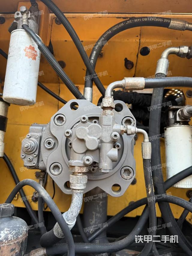 液压泵舱室正面整体（整机外观）