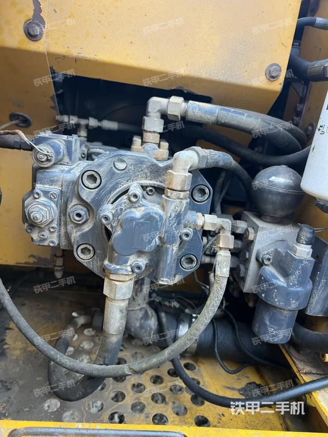 液压泵舱室正面整体（整机外观）