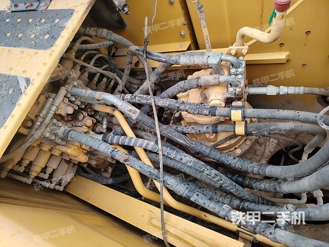 回转马达和主控阀（整机外观）