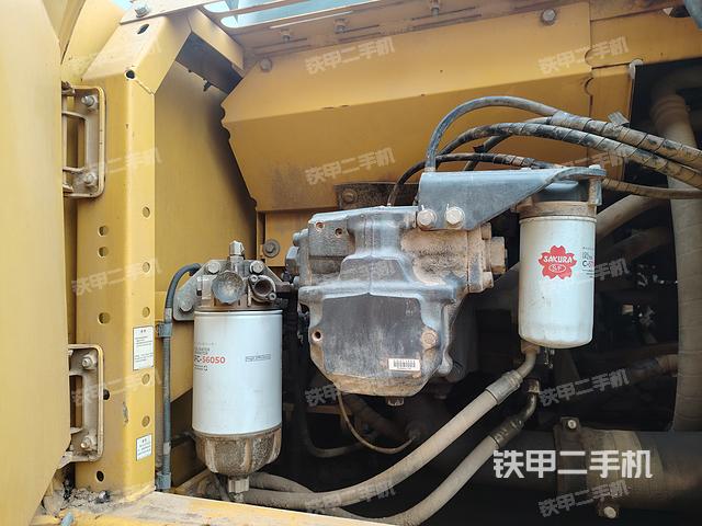 液压泵舱室正面整体（整机外观）