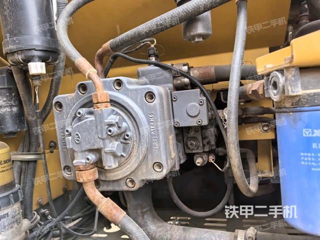 液压泵舱室正面整体（整机外观）