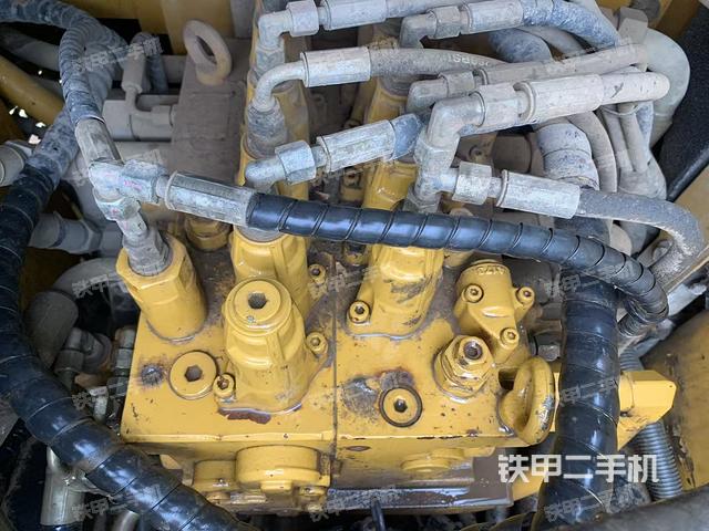 回转马达和主控阀（整机外观）