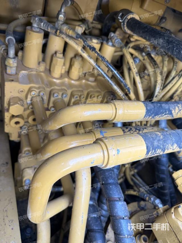 回转马达和主控阀（整机外观）