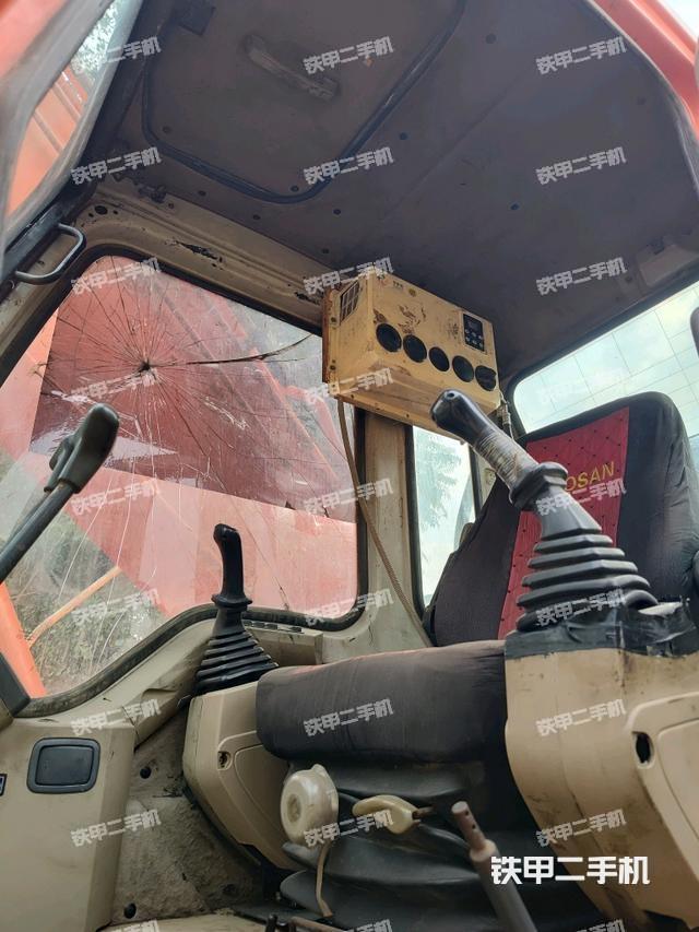 駕駛室整體（整機外觀）