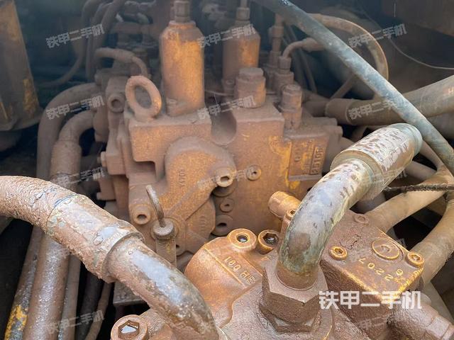 回转马达和主控阀（整机外观）