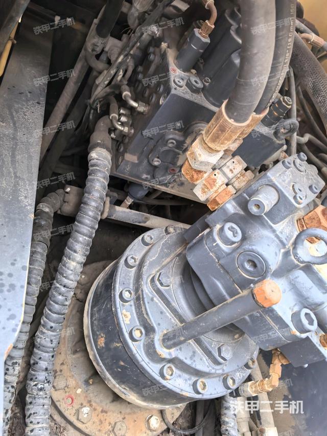 回转马达和主控阀（整机外观）