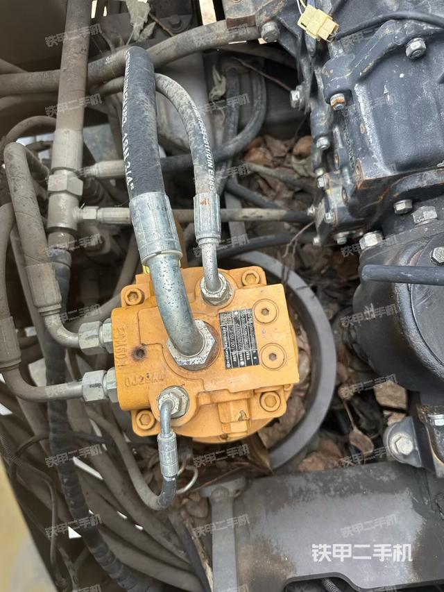 液压泵舱室正面整体（整机外观）