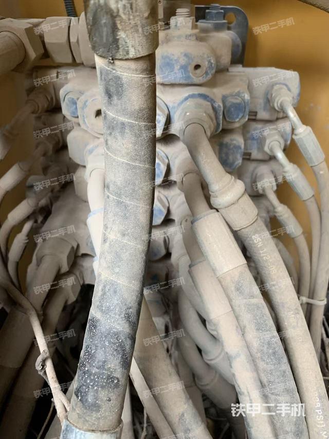 回轉(zhuǎn)馬達(dá)和主控閥（整機(jī)外觀）