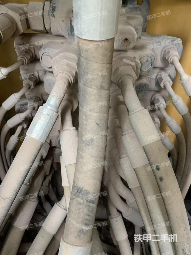 回轉(zhuǎn)馬達(dá)和主控閥（整機(jī)外觀）