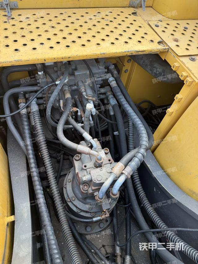 回转马达和主控阀（整机外观）