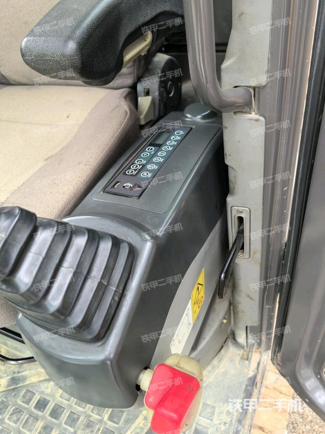 座椅右側(cè)控制臺(tái)/鑰匙門/油門/含右手柄（駕駛室部分）