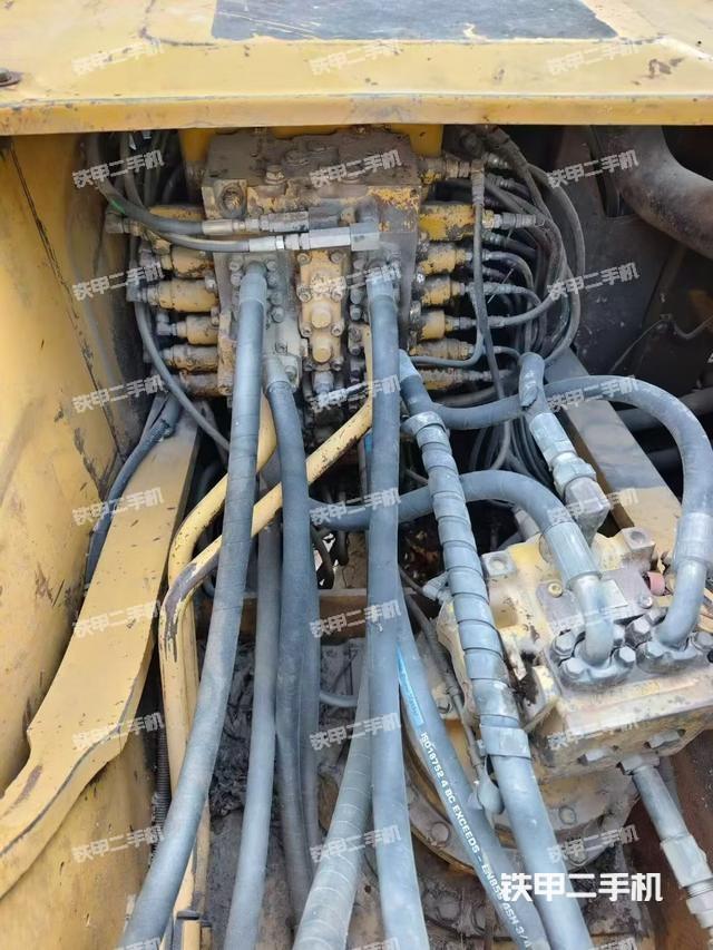 回轉(zhuǎn)馬達(dá)和主控閥（整機(jī)外觀）