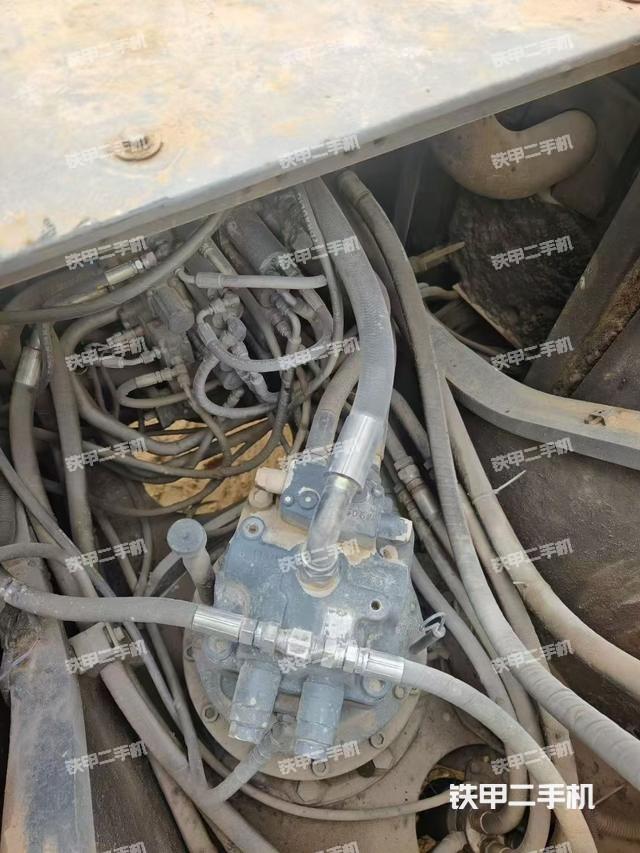 回转马达和主控阀（整机外观）