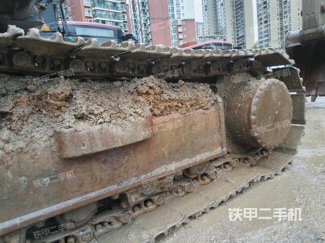 左驅(qū)動輪（行走機構(gòu)）