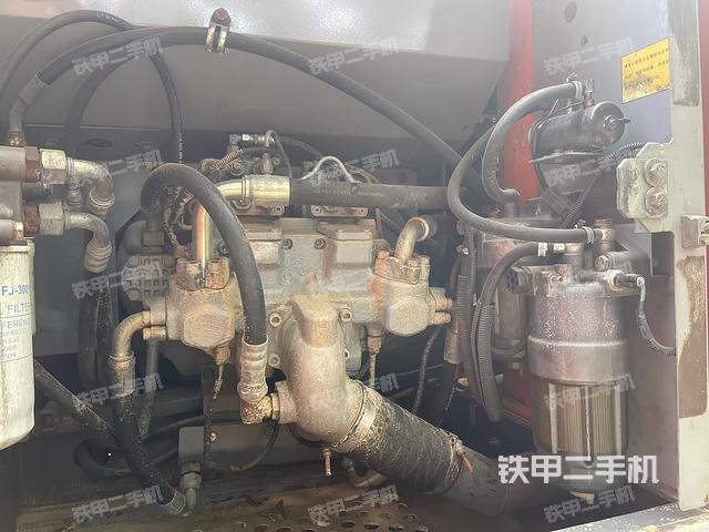 液压泵舱室正面整体（整机外观）