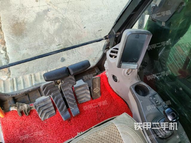 行走控制手柄和踏板?俯拍（駕駛室部分）