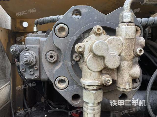 液压泵舱室正面整体（整机外观）