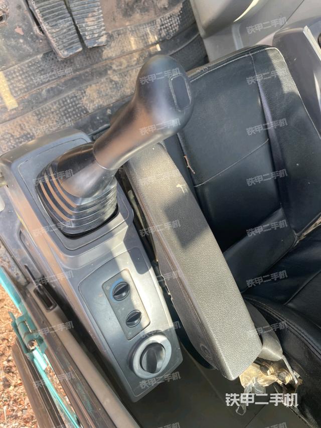 行走控制手柄和踏板?俯拍（駕駛室部分）