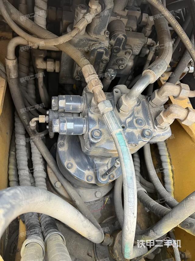 回转马达和主控阀（整机外观）