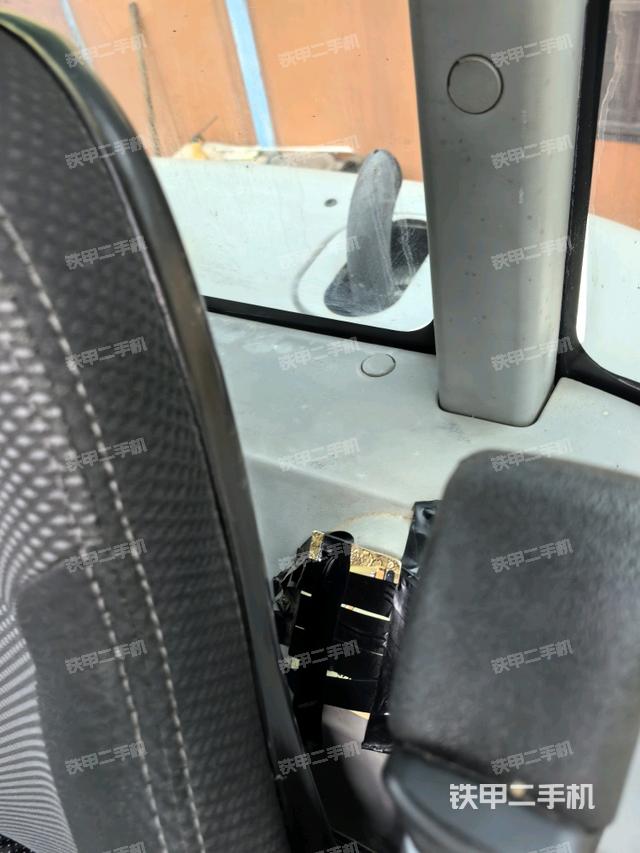 座椅左侧控制台/音响/含左手柄（驾驶室部分）