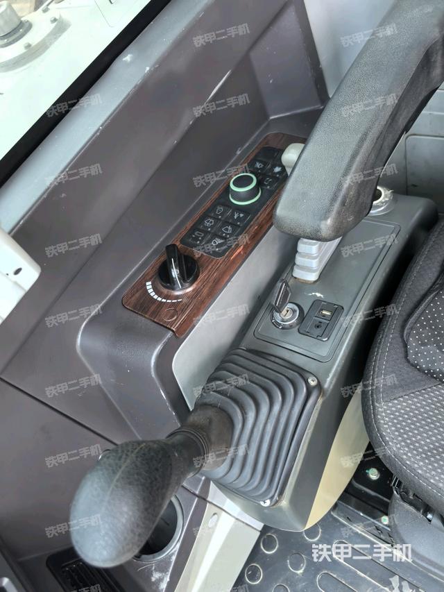 座椅右侧控制台/钥匙门/油门/含右手柄（驾驶室部分）