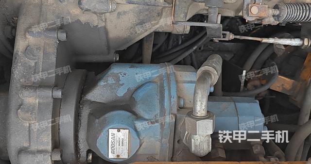 液压泵舱室正面整体（整机外观）