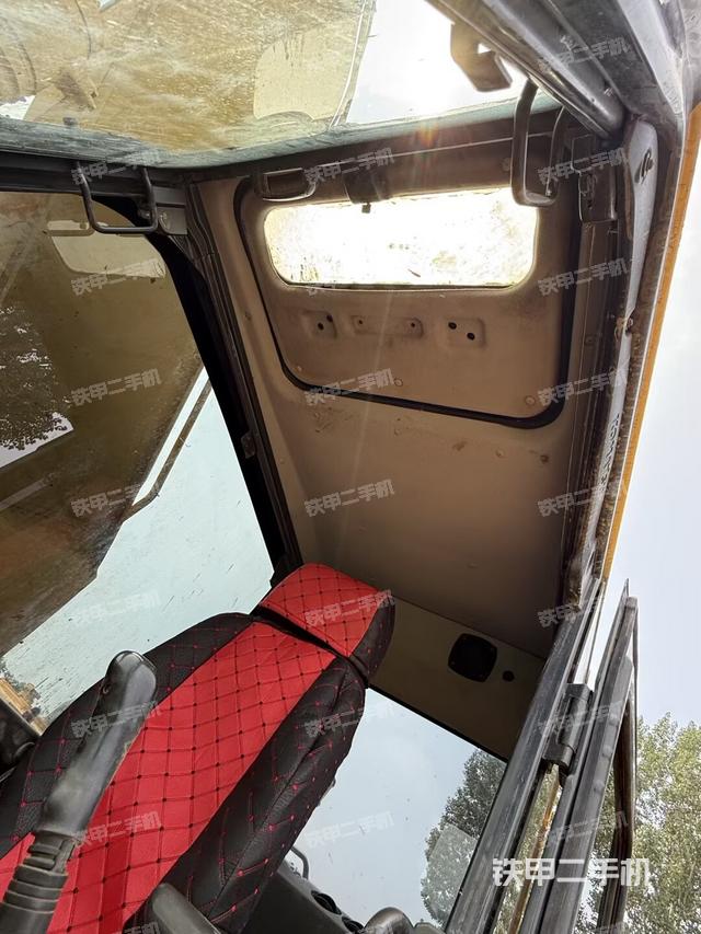 驾驶室顶部（整机外观）