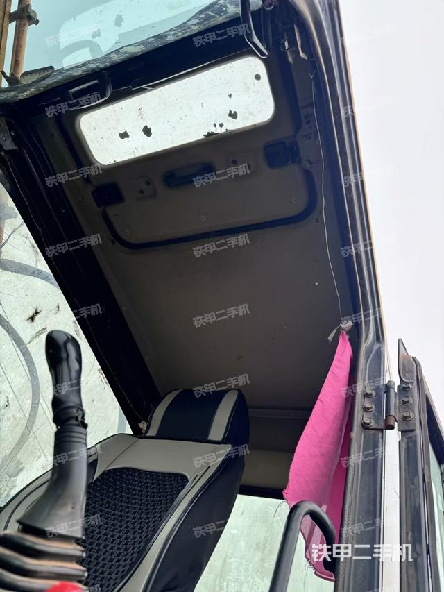 行走控制手柄和踏板?俯拍（駕駛室部分）